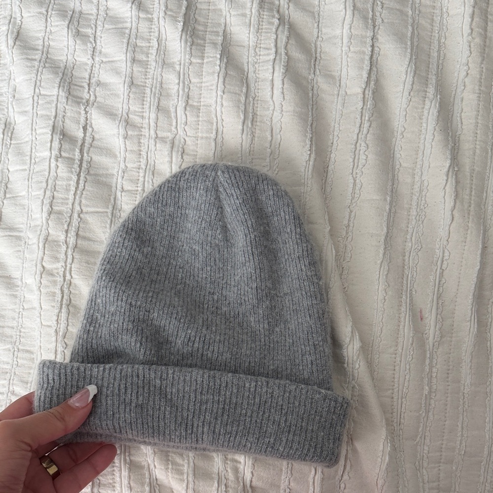 ALO Yoga Soft Gray Knit beanie - Picture 4 of 4